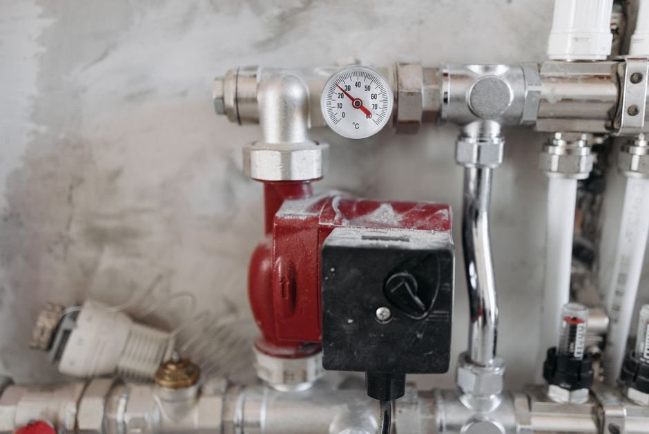 Submersible pump and motor installation with pressure gauge and pipes
